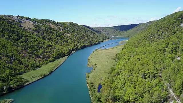 山谷中的湖泊视频下载