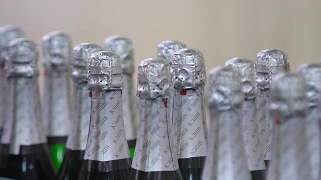 这瓶香槟是用铝箔密封的视频素材