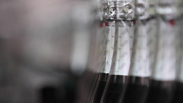 这瓶香槟是用铝箔密封的视频素材