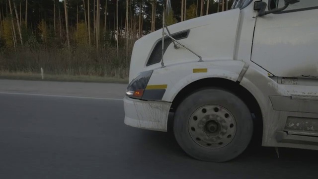 车轮卡车行驶在郊区道路上的沥青背景视频下载