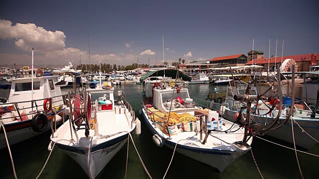 码头附近的渔船、停靠渔船、停泊渔船、游船和停泊在港口的渔船视频下载