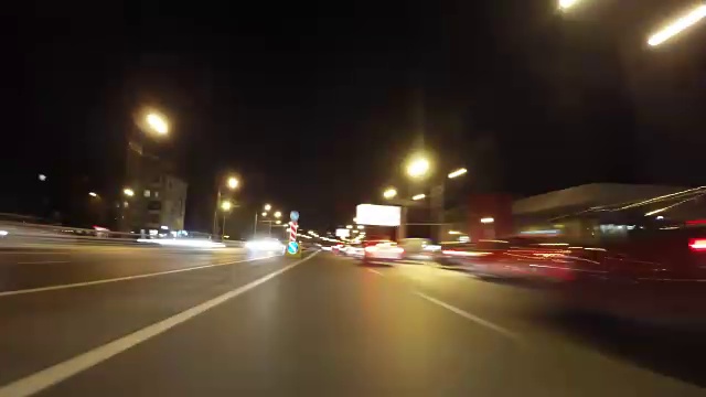 快速城市驾驶夜间道路POV通过城市在晚上的时间推移视频素材