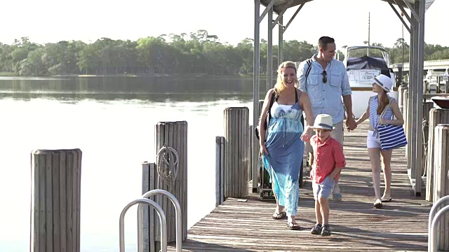 一家人带着两个孩子在码头散步视频素材