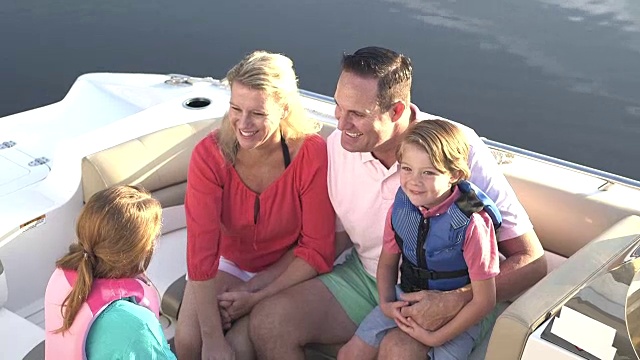 一家人带着两个孩子乘船视频素材