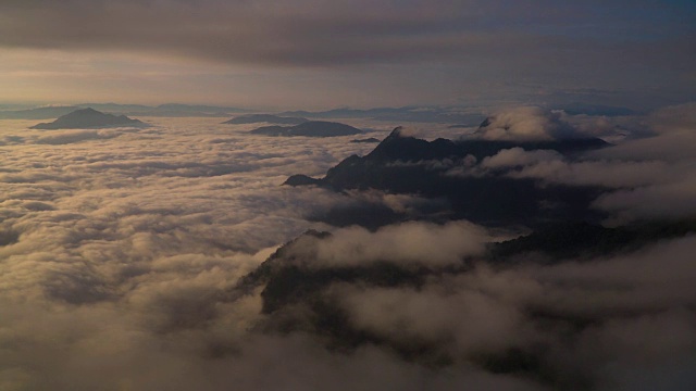 4k平移拍摄，鸟瞰清晨的雾和山。视频素材