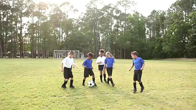 女孩,橄榄球,男孩,站视频素材