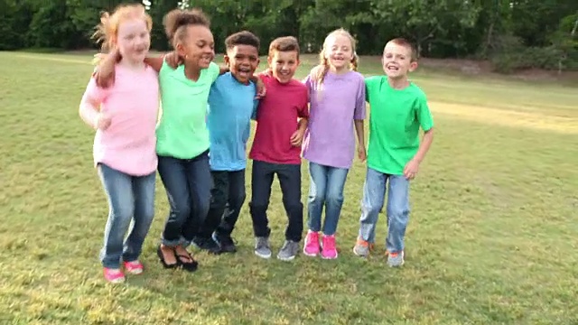 多民族的男孩和女孩在公园里跳跃视频素材