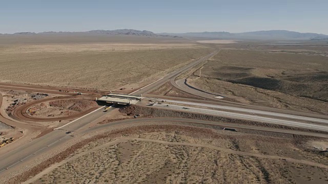 鸟瞰图公路桥梁建设莫哈韦沙漠内华达视频下载