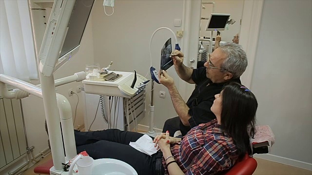 医生向病人解释牙科x光检查视频下载