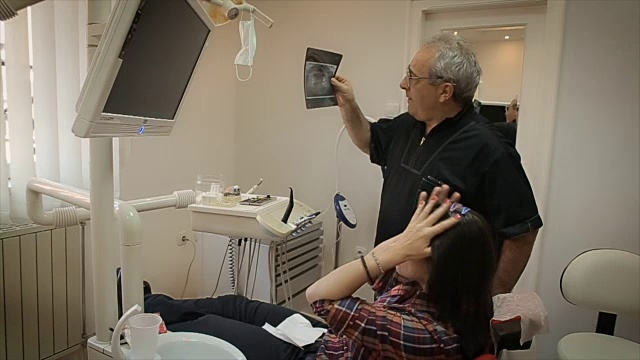 医生向病人解释牙科x光检查视频素材