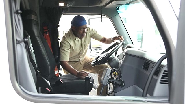 非裔美国人爬进半卡车驾驶室视频素材