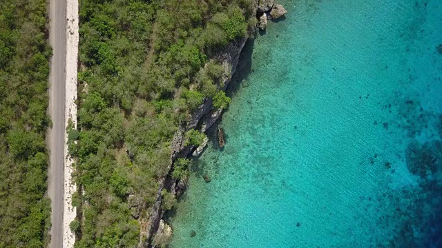 库拉索岛海岸线和公路鸟瞰图视频素材