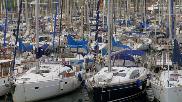 西班牙巴塞罗那Vell港停泊的船只视频下载