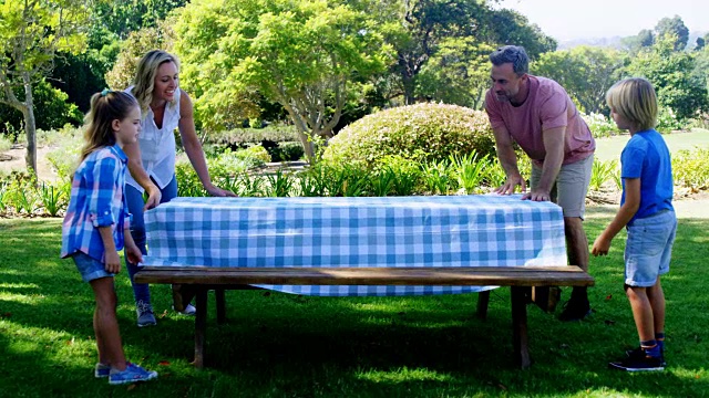 一家人在野餐桌上铺上4k桌布视频素材