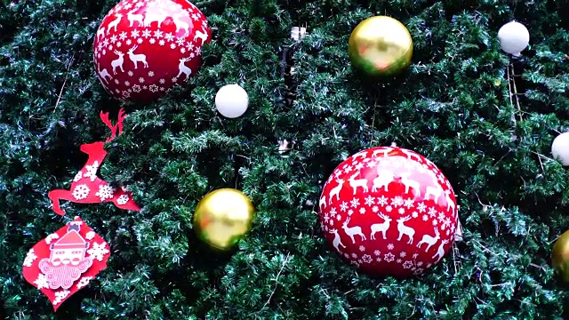 装饰着精灵灯和装饰品的圣诞树视频下载