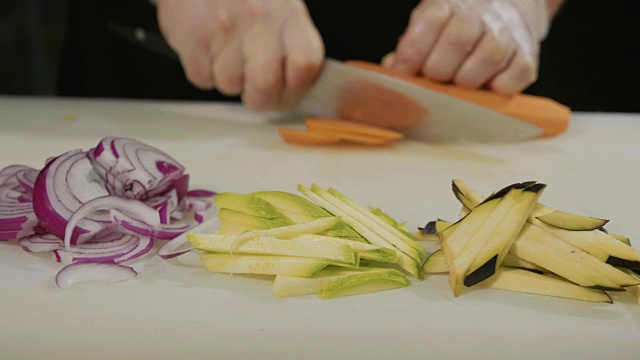 专业厨师切菜的慢镜头，特写视频素材