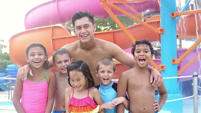 多民族儿童，水上乐园滑梯辅导员视频素材