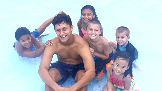 多民族儿童，泳池夏令营辅导员视频素材