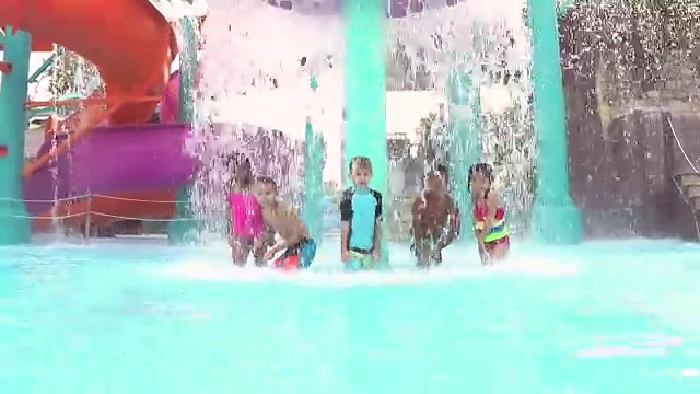 多民族儿童在水上乐园嬉戏，溅水花视频素材