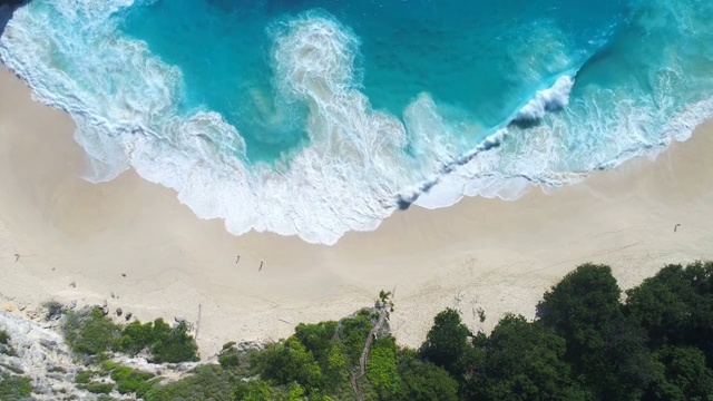海浪撞击海滩的4K无人机镜头鸟瞰图。视频素材