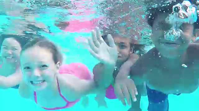 五个孩子在水下游向摄像机视频素材