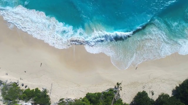 海浪撞击海滩的4K无人机镜头鸟瞰图。视频购买