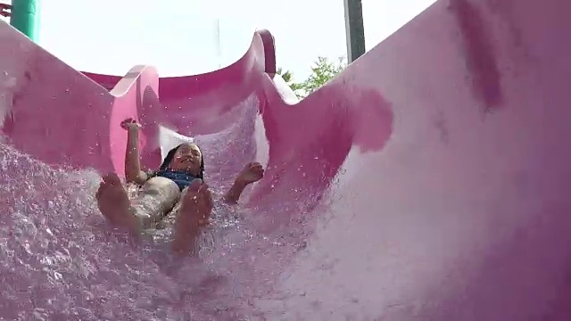女孩在水上乐园滑滑梯视频下载