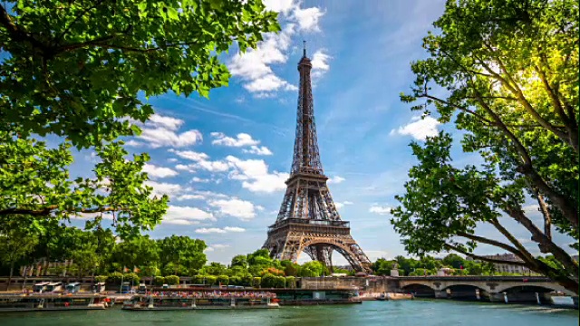 时间流逝:埃菲尔铁塔在巴黎-法国视频素材