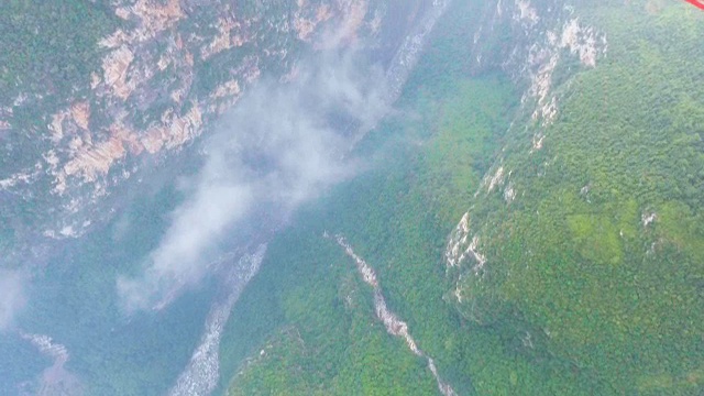 世界上最高的吊桥，北盘江，g惠州，中国。开销空中拍摄视频下载