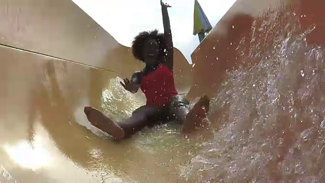 非裔美国妇女在水上乐园滑梯上视频下载