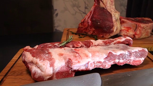 生鲜肉肋眼牛排。肉,牛排。生肉。视频素材