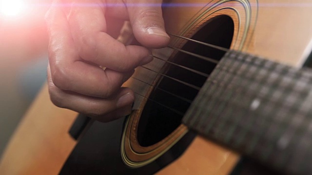 亚洲男子手弹原声吉他视频素材
