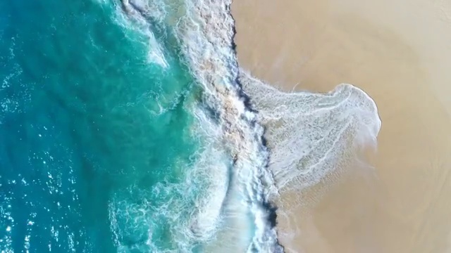 海浪撞击海滩的4K无人机镜头鸟瞰图。视频素材