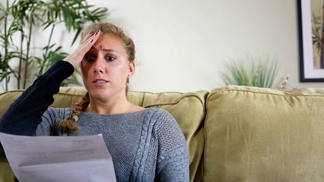 二十岁的白人女性在震惊的账单在邮件视频下载
