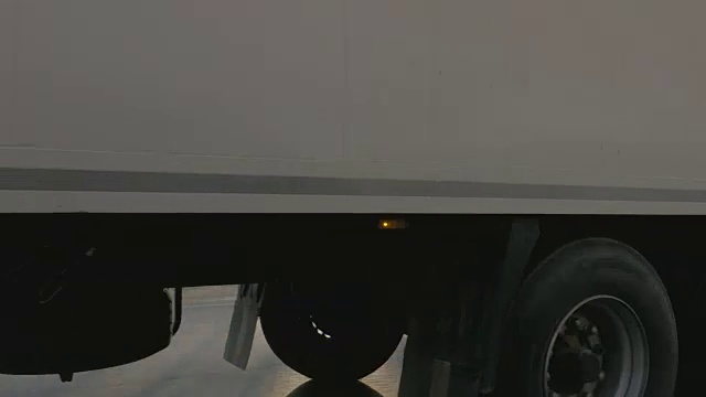 车轮卡车与货运集装箱行驶在公路上的沥青背景视频下载