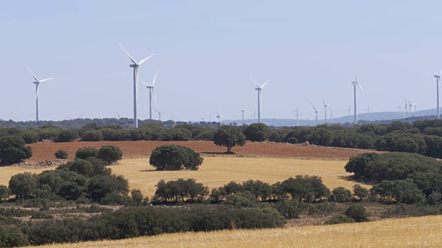 西班牙沙漠中的风力涡轮机视频下载