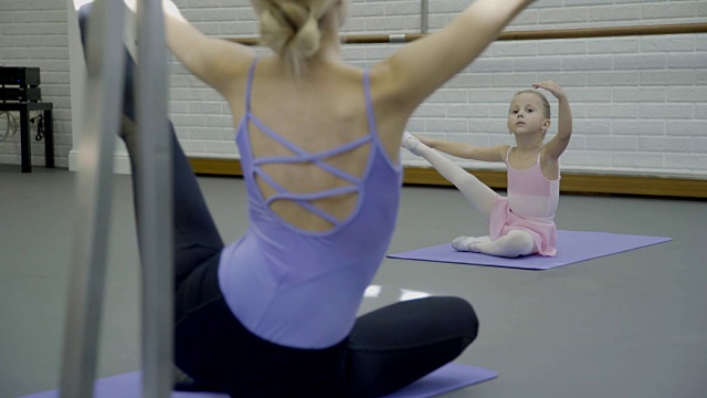 小女孩在芭蕾舞学校为老师重复练习视频下载