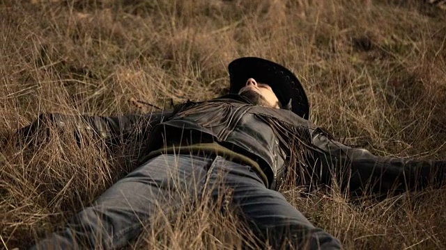 躺在草地上的牛仔视频素材