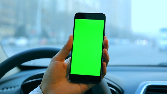 男人在车里用智能手机，绿色屏幕视频素材