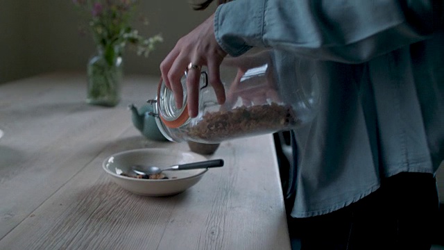 女性插入早餐麦片视频素材