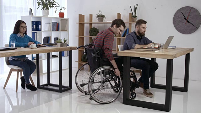 残疾人和办公室的同事视频素材