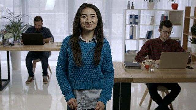 年轻迷人的亚洲女性在办公室的肖像视频素材