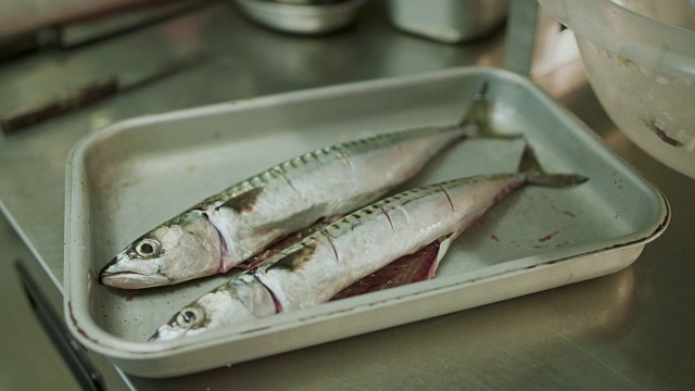 厨师把鱼放在托盘上视频素材