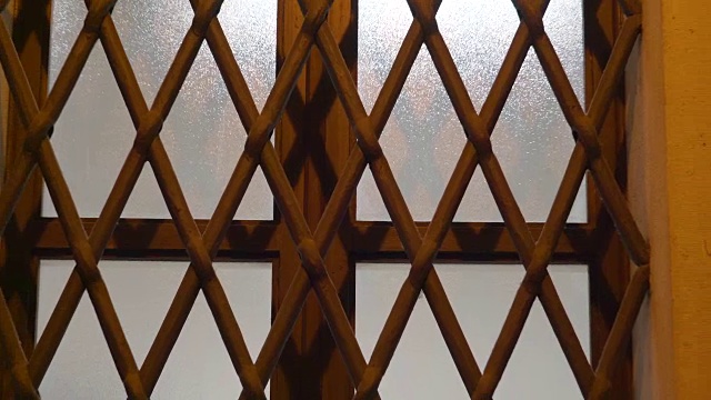 盖住建筑物窗户的木栅栏视频下载