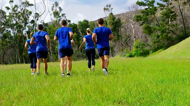 健身的人在4k训练营慢跑视频下载