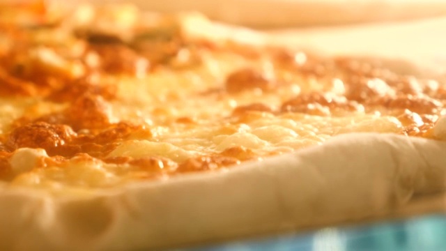 烤箱里烤的披萨，融化着，沸腾着。近距离视频素材