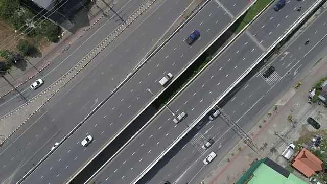 空中飞过道路和交通的场景，4k视频视频素材