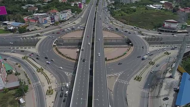 放大，飞到巨大的交通周围，桥梁和隧道，圆形道路，罗摩5，泰国曼谷，4k视频视频素材
