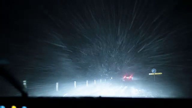 白雪茫茫，暴风雪肆虐，风雪交加，夜间驾驶POV汽车尾灯视频素材