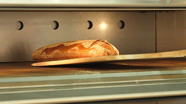 用铲子把烤好的面包从烤箱里拿出来视频下载